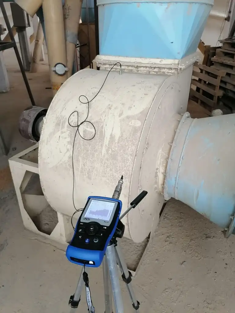 Федер антивибрациски држач